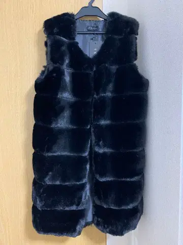 새상품 TRUBE 인조 모피 블랙 슬리브리스 롱 베스트