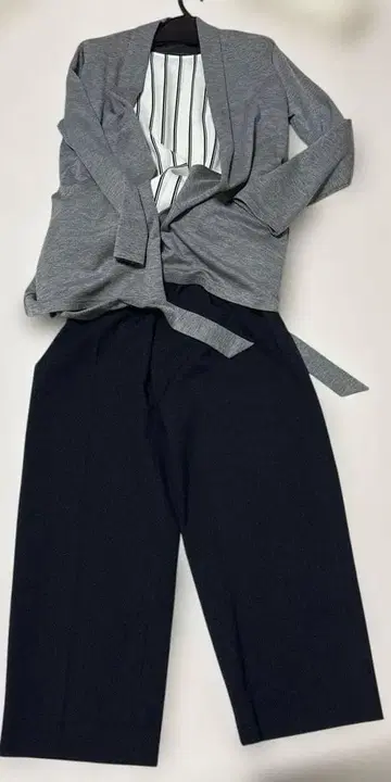 그레이 가디건과 네이비 팬츠 셋업