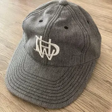 H.W. Dog & Co. 그레이