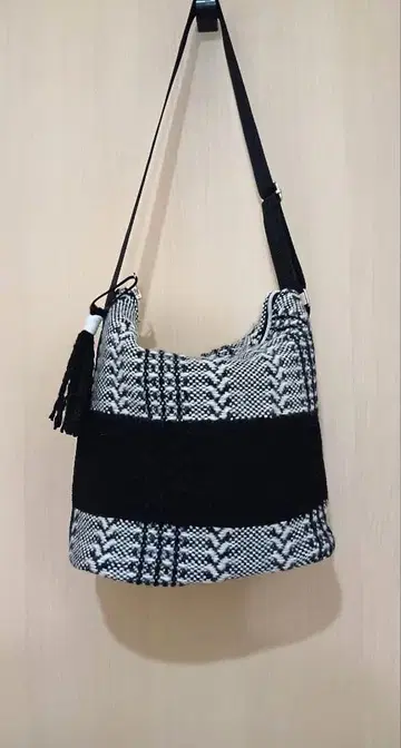 태슬 장식 화이트 블랙 스트라이프 원 숄더백