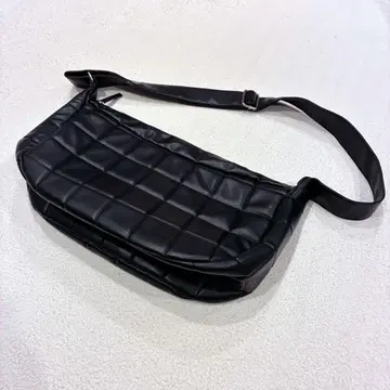 AZUL BY MOUSSY 인조 가죽 퀼트 숄더백 블랙