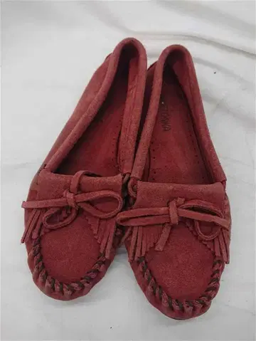 미네통카 빨간색 스웨이드 프린지 모카신