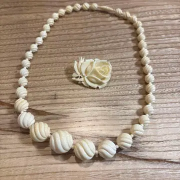 유품 정리 목걸이 브로치 화이트