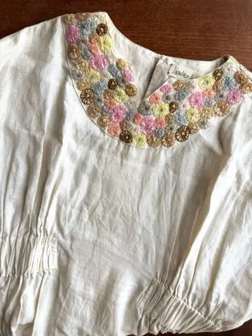 자수 장식 화이트 원피스