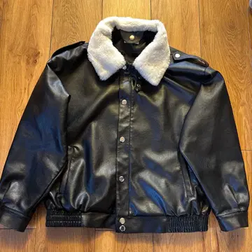 퍼가 달린 블랙 레더 봄버 자켓