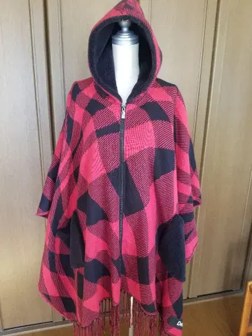 빨간색과 검은색 체크 무늬 후드 부착 판초