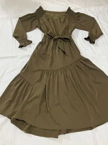 올리브색 오프숄더 긴팔 원피스