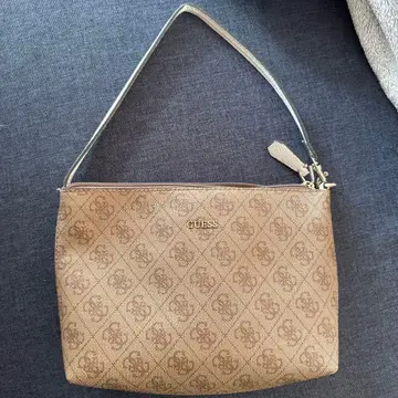 GUESS 모노그램 핸드백 베이지