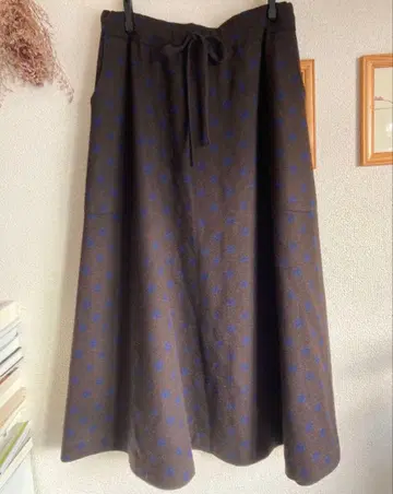 시착만 한 상품 45R 브라운 바탕 네이비 도트 울 A라인 스커트 샘플