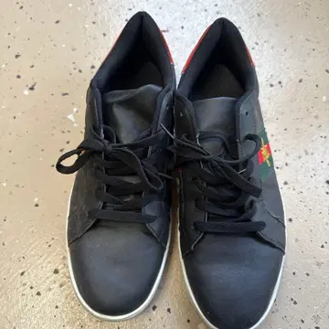 스트라이프 디자인 블랙 스니커즈