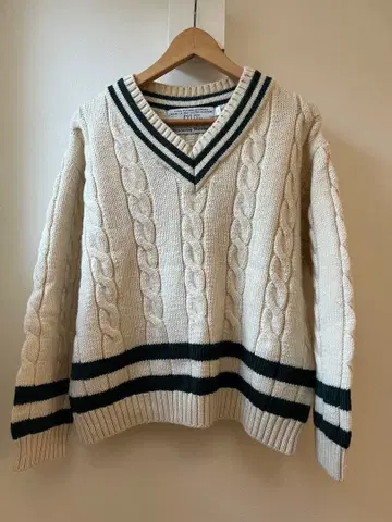 올드 더비 니트웨어 케이블 짜임 V넥 스웨터