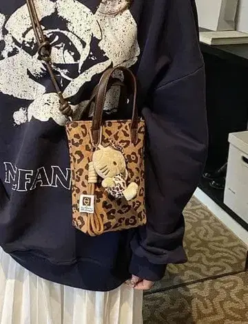 레오파드 무늬 숄더백 봉제 인형 참 포함