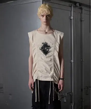 GRANCY 셔링 디자인 큐빅 그래픽 슬리브리스 T