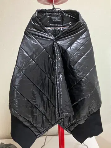 블랙 다운 자켓풍 케이프
