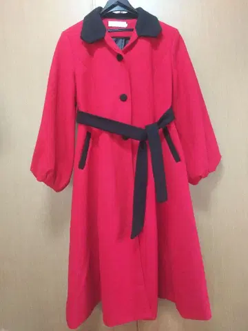 빨간색 롱 코트 블랙 옷깃 벌룬 소매