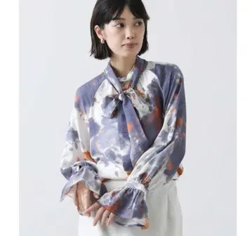 그레디 브릴리언트 흐릿한 프린트 리본 하이넥 블라우스