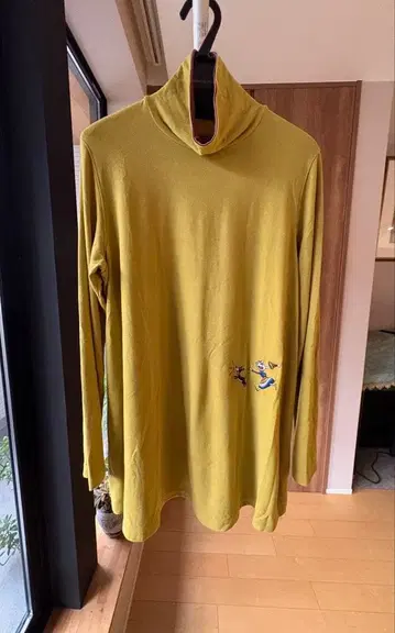 올레볼레 브라 알베로베로 머스타드색 하이넥 긴팔 상의