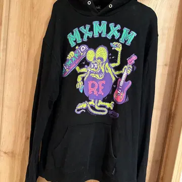 래드 핀크 그래픽 후드티 블랙