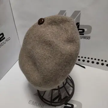 울 베이지 버튼 달린 베레모