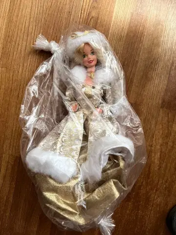 바비 인형 골드와 화이트의 드레스
