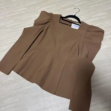 St.cecilia 스퀘어 칼라 클리오네 티셔츠