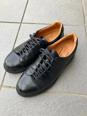 잘란 스리와야 드레스 스니커즈