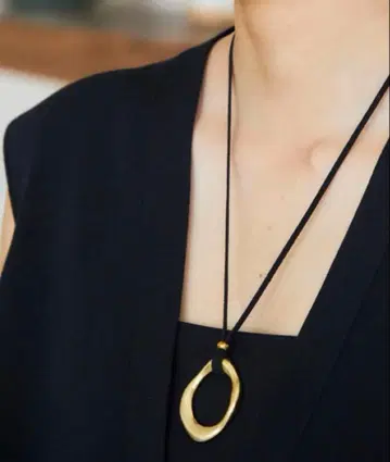 오아노의 오벌 커브 코드 목걸이입니다.