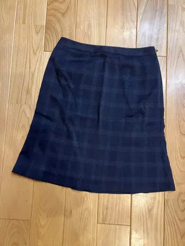 AOKI 네이비 체크 무늬 스커트