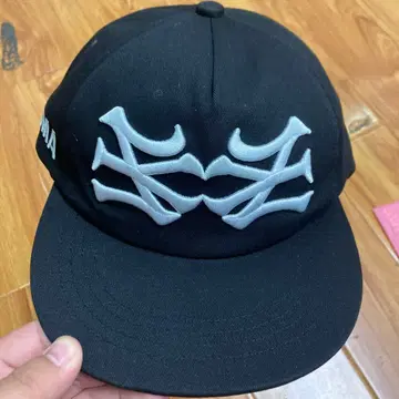 블랙 자수 로고 야구 모자