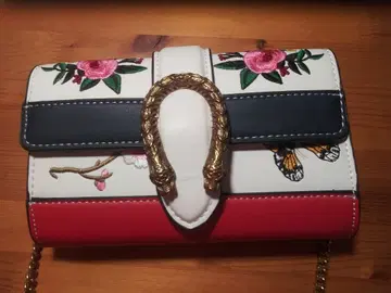 자수 디자인의 숄더 클러치백