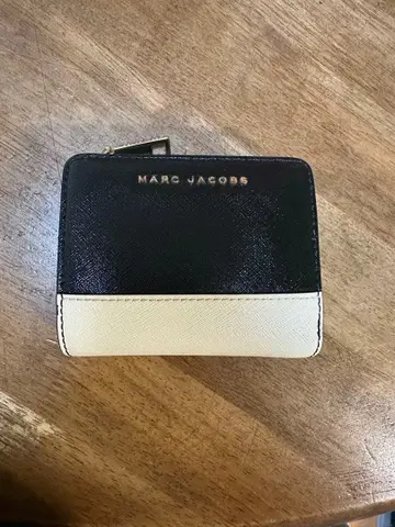 MARC JACOBS 이단 접이식 지갑