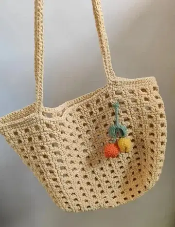 베이지 니트 토트백 후르츠 참 포함