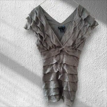 1점 한정 MAX EDITION 프릴 V넥 슬리브리스 상의 [ M ]