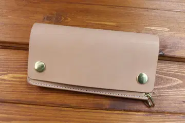 롱 트래커 지갑 놋쇠 제네레이트 화이트 실 도치기 가죽