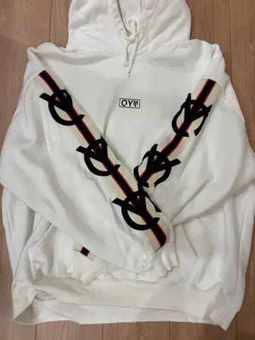 화이트 후드 부착 후드티 로고 포함