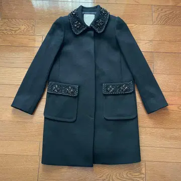 체스티 비쥬 부착 코트 블랙