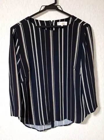 알파 큐빅 네이비와 화이트 스트라이프 긴팔 블라우스