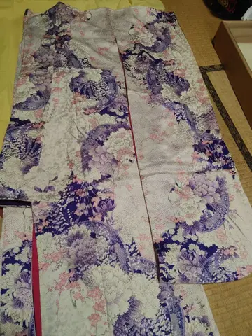 보라색과 핑크색 꽃무늬 기모노 후리소데