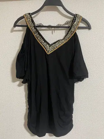 d.i.a. 오픈 숄더 티셔츠 헤이세이 갸루 y2k