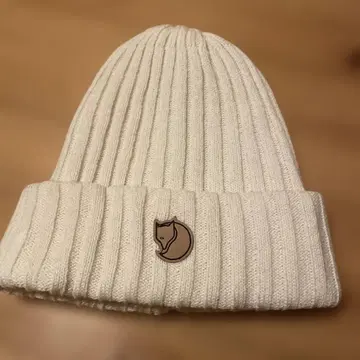 FJALL RAVEN 크림색 니트 모자