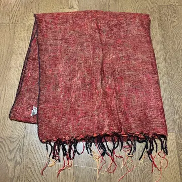 빨간색 계열 프린지 부착 스톨