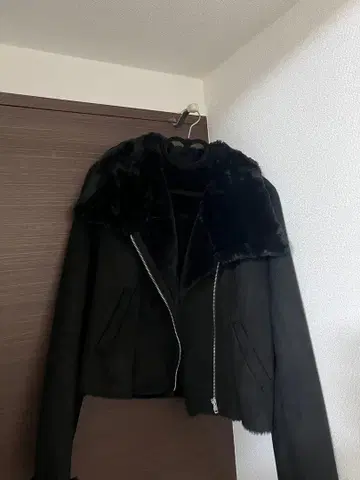 ROYAL PARTY 블랙 무스탕 코트