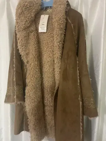 아니샤 브라운 후드 부착