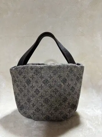 러셋 모노그램 트위드 토트백