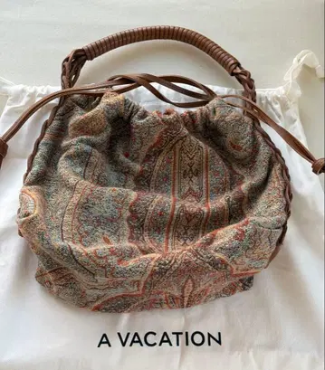 A VACATION 페이즐리 무늬 숄더백
