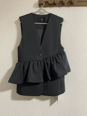 CADUNE 새틴 프릴 베스트