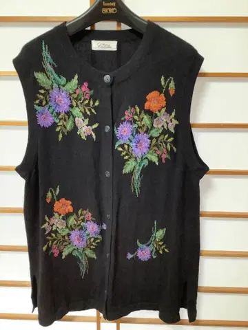 마리유프의 캐시미어 100% 블랙 세미롱 베스트 (꽃 무늬)