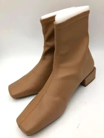 브라운 스퀘어토 부티