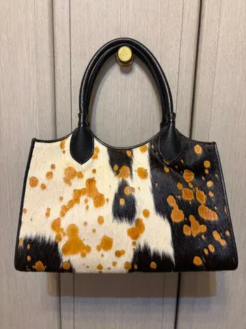 소 패턴 퍼와 가죽 핸드백 카우퍼 아치다트