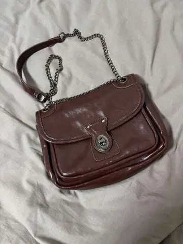 브라운 숄더백 플랩식 레트로 그런지